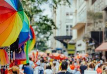 Tęczowe parasole nad tłumem na miejskim festiwalu w Sydney