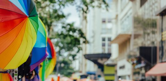 Tęczowe parasole nad tłumem na miejskim festiwalu w Sydney