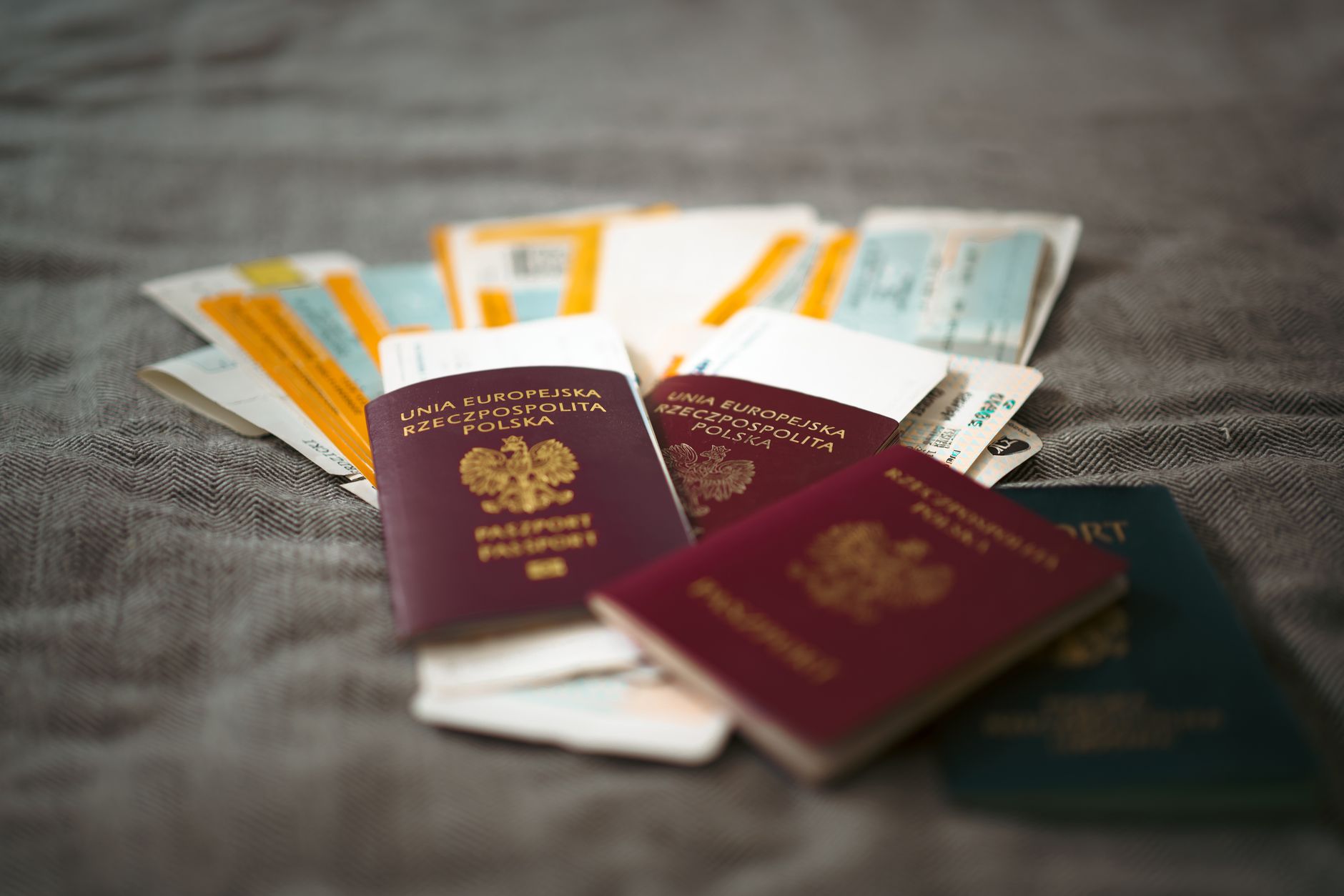 Polskie paszporty i bilety lotnicze przygotowane do podróży
