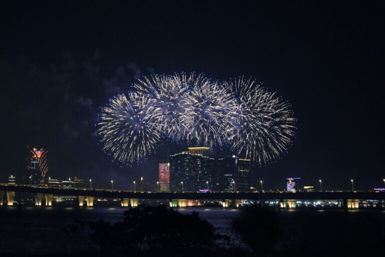Fajerwerki nad panoramą miasta nocą podczas festiwalu