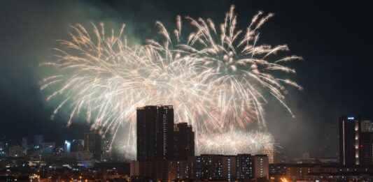 Riverfire w Brisbane: skąd oglądać fajerwerki i kiedy zająć miejsce Fajerwerki rozświetlające wieczorne niebo nad miejską panoramą Brisbane